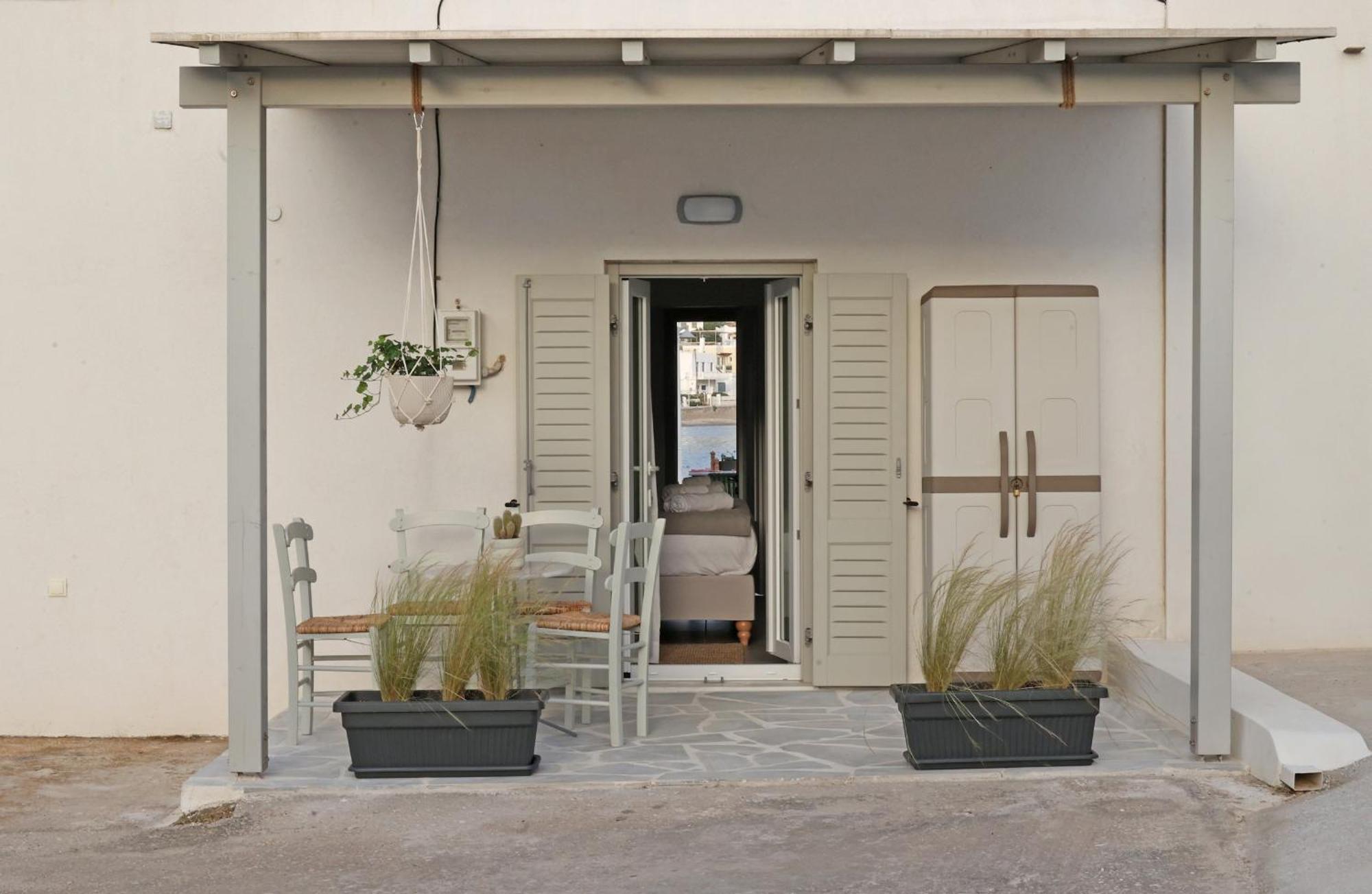 Almyra * Finikas (Syros)
