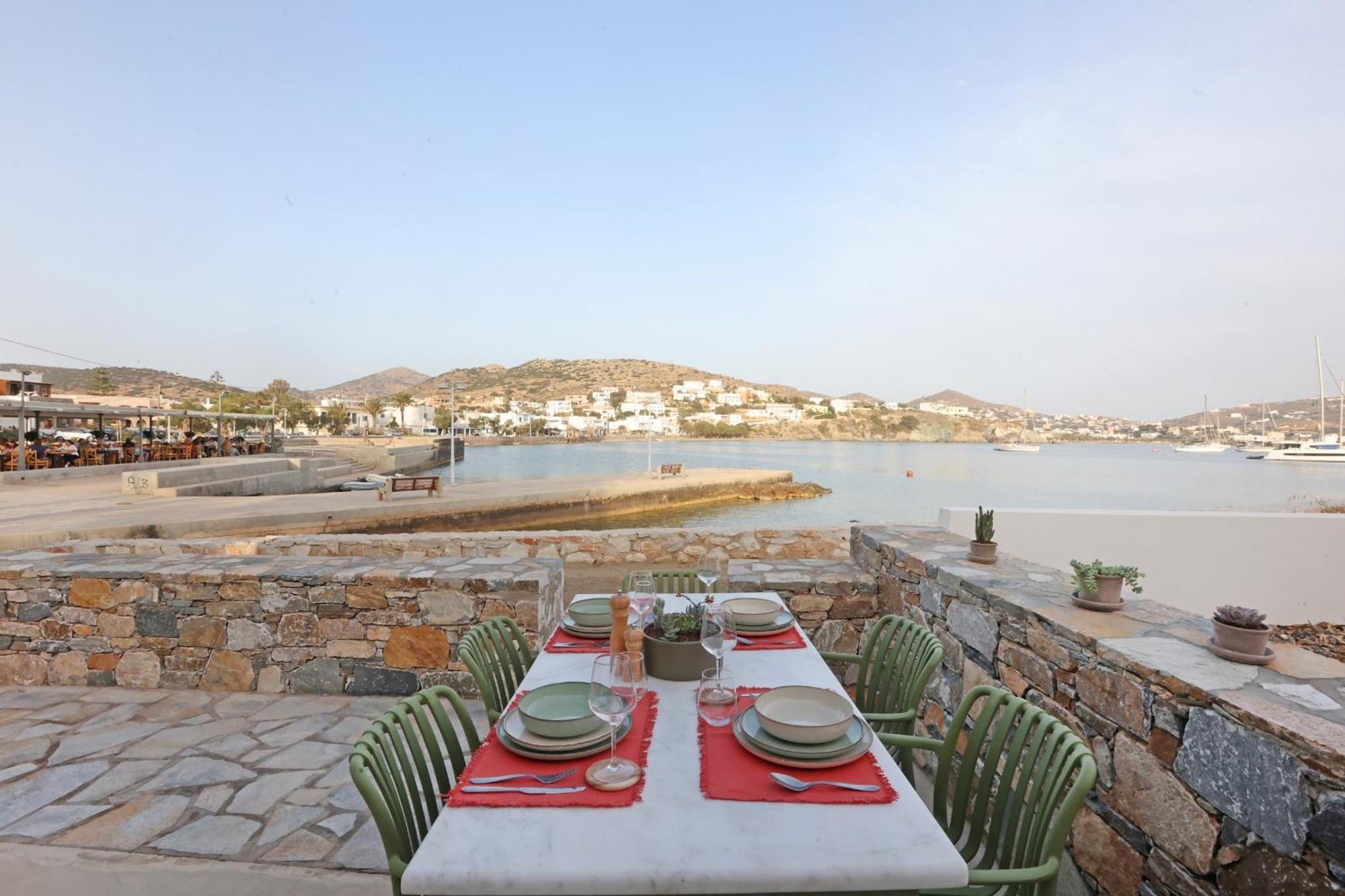 Almyra * Finikas (Syros)